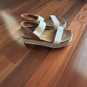 *SOLD* Steve Madden Stylish Tan and Cream Sandals